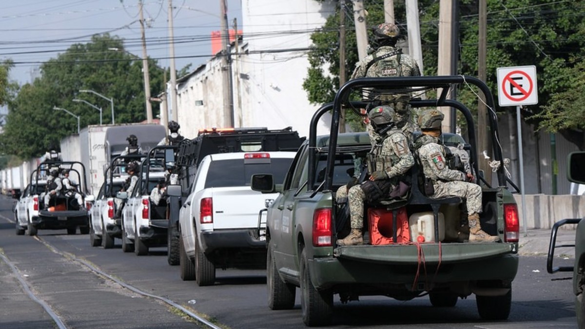 Elementos del Ejército Mexicano sobre patrullas con armas largas circulando en calles del municipio de El Salto