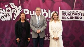 el presidente municipal de puebla pepe chedraui con Zaira González y Yadira Lira Navarro
