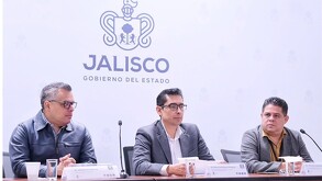 Tres funcionarios o políticos, sentados en una mesa, posan en una conferencia de prensa en Jalisco bajo el logo del 