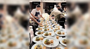 Preparativos por la cena previa al cuarto Informe de Gobierno de Samuel García. / Cortesía