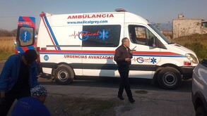Ambulancia que se llevó a hombre baleado durante riña en Metepec.
