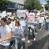 Personas caminando con carteles sobre avenida Chapultepec