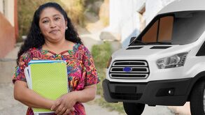 Maestra de escuelas rurals y camioneta tipo Van, imagen ilustrativa para el programa 