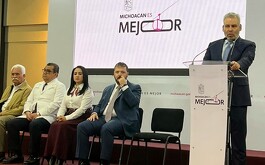 Gobernador de Michoacán, Ramírez Bedolla, durante una rueda de prensa a medios de comunicación