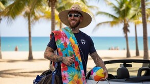 Sergio Ramos con ropa y útiles de playa, simbolizando que se va de vacaciones.