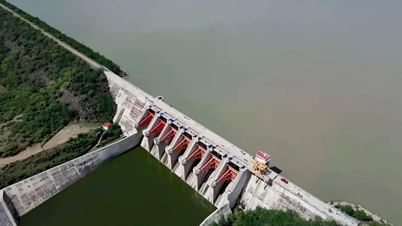 El gobernador Samuel García afirmó que las presas de Nuevo León registran niveles óptimos que garantizan el abasto de agua por al menos cuatro años.