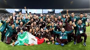 Jugadoras de la Selección Mexicana celebrando la medalla de bronce del Mundial Femenil 2025.