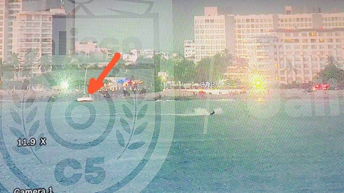 Frente a la zona hotelera de Puerto Vallarta un velero quedó varado tras sufrir un volcadura.