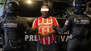 Tras sospechas, policías del estado de Jalisco detuvieron en Tlaquepaque a un hombre que se hacía pasar por escolta.