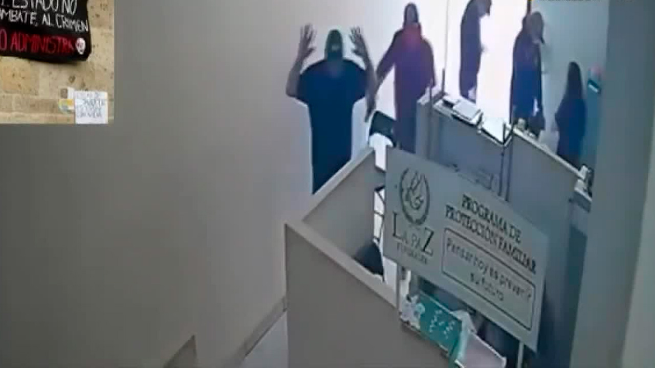 En medio de un fuerte operativo de seguridad en Uruapan, un comando armado irrumpió en la funeraria “La Paz”, amagó a los empleados y robó dinero en efectivo.