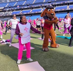 Mujeres realizando ejercicios junto al Perro Sultán en el Estadio de los Sultanes de Monterrey.