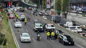 Agentes de la SSC de la Ciudad de México atendiendo choque en Periférico Sur, que dejó tres lesionados y un muerto.