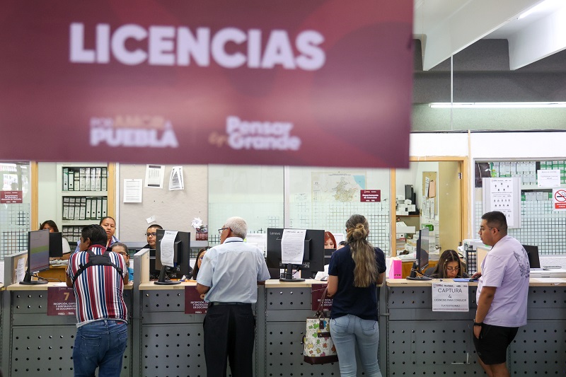 Cuatro personas contestando su examen teórico para obtener su licencia de conducir en Puebla.