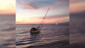 Frente a la zona hotelera de Puerto Vallarta un velero quedó varado tras sufrir un volcadura.