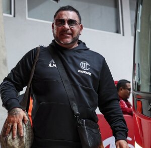 Antonio Mohamed bajando del autobús de Toluca previo al juego contra América de la jornada 17 en Liga MX.