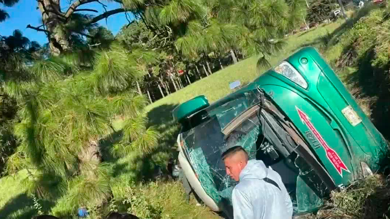 Un autobús de la línea Flecha Roja volcó en la carretera Santiago Tianguistenco–Chalma, en Ocuilan, Estado de México.