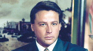 Alfredo Adame en su juventud, posando para imágenes de una novela.