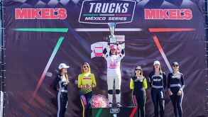 Alexandra Mohnhaupt Quintana piloto poblana en un podio del Trucks México Series