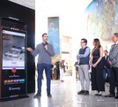 Juan José Frangie en un podio interactivo (tótem digital) con el mensaje 