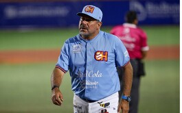 Benjamín Gil con el uniforme de los Charros de Jalisco
