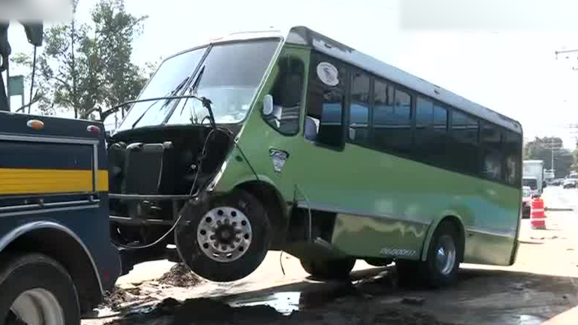 Personal de la Policía Capitalina realiza las labores para sacar la unidad de transporte de la ruta 60.