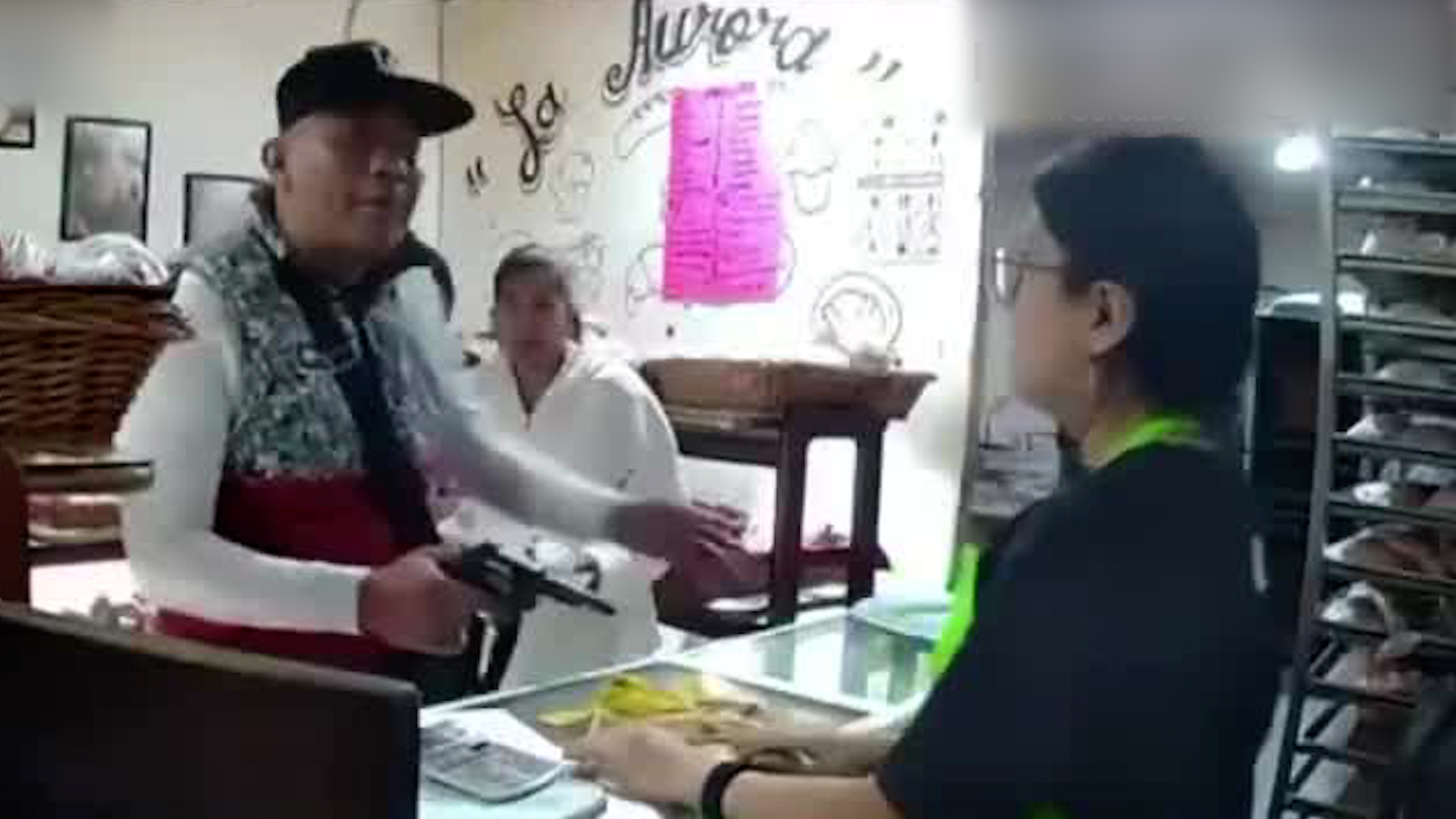 Las cámaras captaron cómo el sujeto ingresó al establecimiento para amenazara a las empleadas del establecimiento.