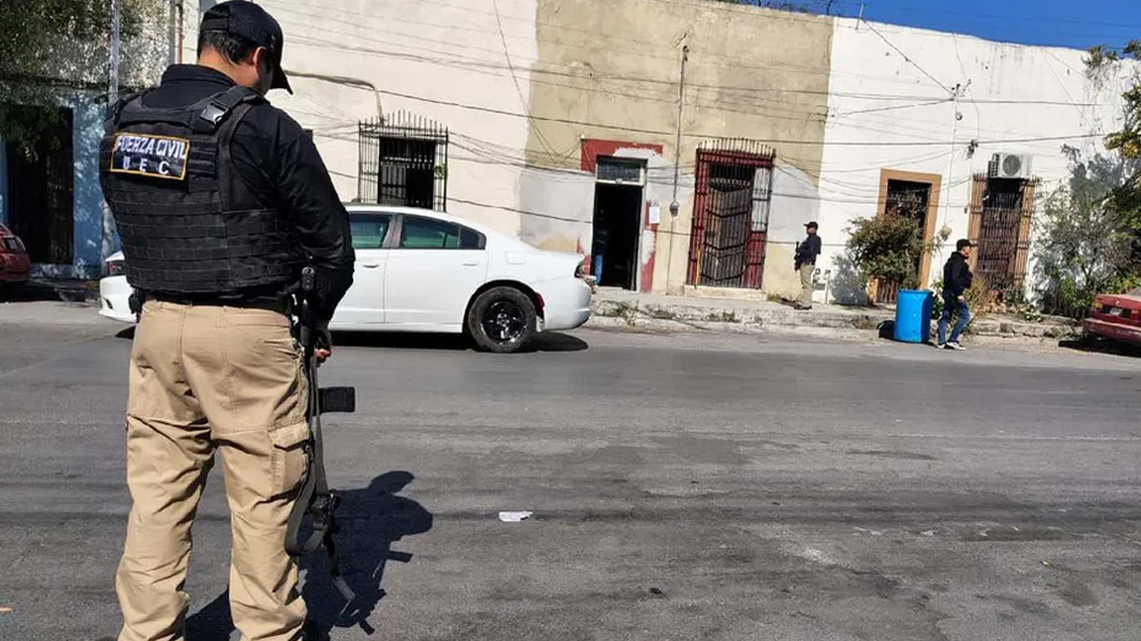 Agentes ministeriales y elementos de Fuerza Civil realizaron un cateo en una vivienda de la colonia Nuevo Repueblo, en Monterrey.