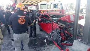 El Chevy rojo se estrelló contra un poste metálico