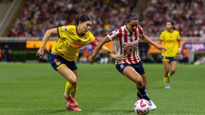 Kiana Palacios y Diana Rodríguez disputando un balón en el Clásico Nacional femenil en el Clausura 2025.