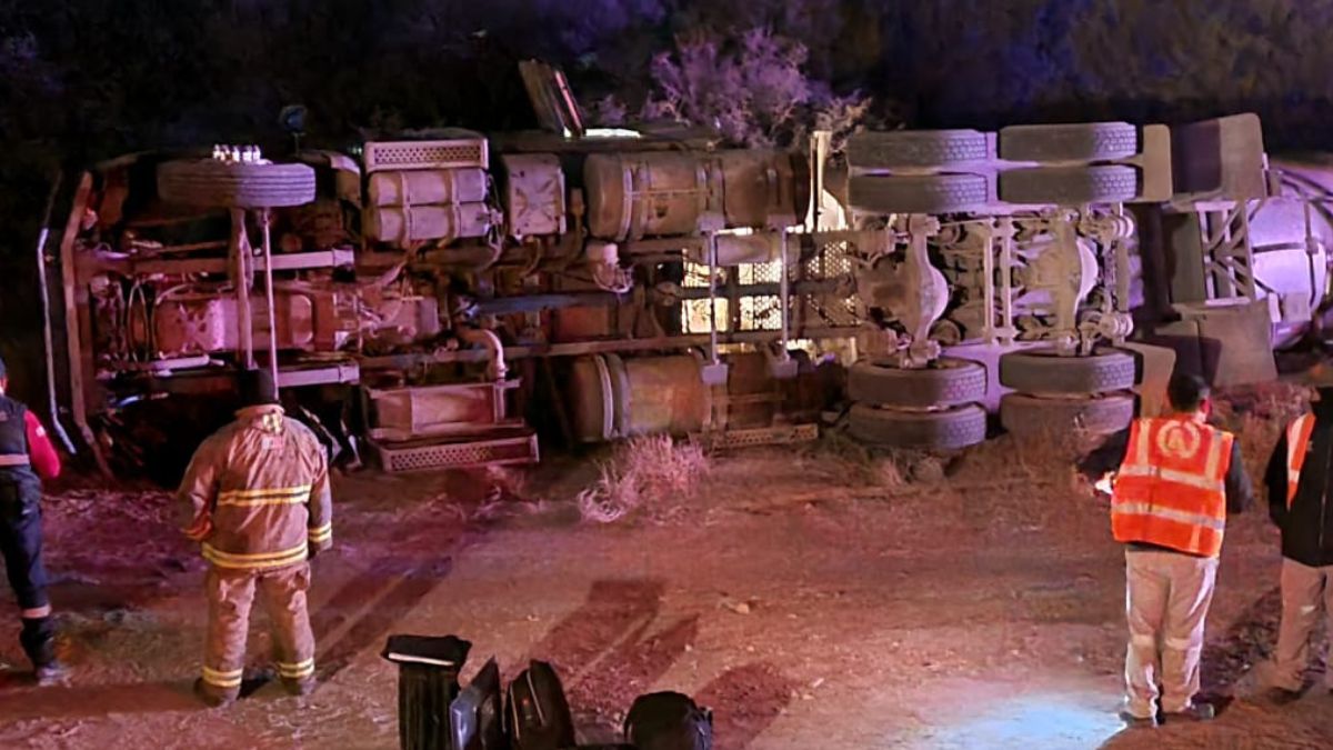 Camión volteado luego de sufrir volcadura en carretera de Gómez Palacio.