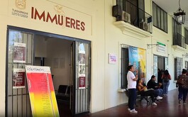 Fachada de Immujeres en Tlaquepaque, algunas personas sentadas en bancas visibles