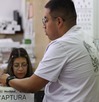 Hombre parado frente a una computadora mientras responde su examen teórico para tramitar la licencia de conducir en Puebla.