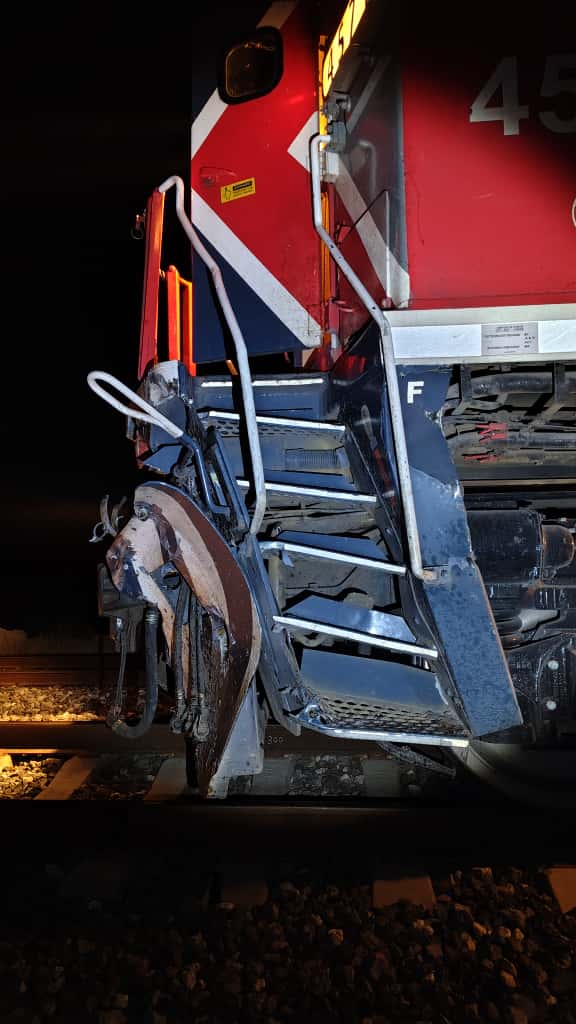 Escalera de locomotora dañada tras un choque con retroexcavadora en ejido Jalisco.