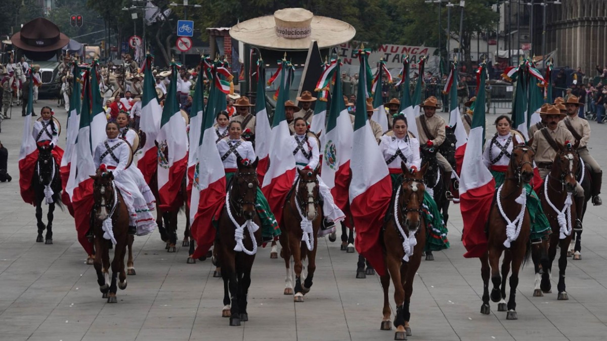 Elementos del Ejército Mexicano participaron en el Desfile de la Revolución Mexicana en el Zócalo de la Ciudad de México.