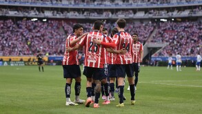 Chivas festejando ante los Rayados del Monterrey.