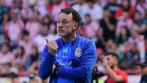 Gabriel Milito dirigiendo a Chivas en su primer partido oficial en México contra León en el Apertura 2025.