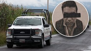 Un vehículo de policía sobre una vereda solitaria, junto a la imagen en miniatura de un hombre con los ojos tapados.