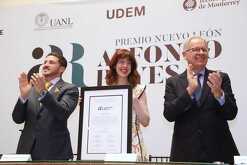 La escritora recibe premio internacional en Nuevo León.