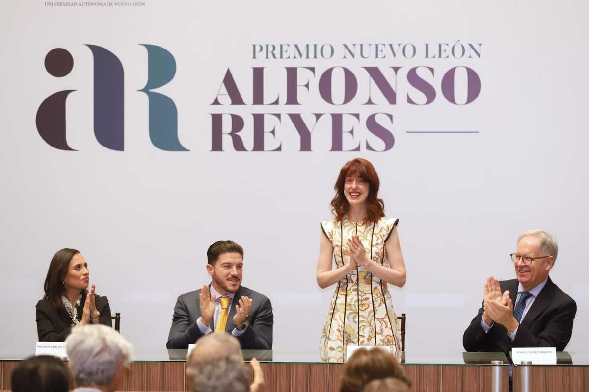 Irene Vallejo recibiendo el premio por su destacada trayectoria en literatura. / Roberto Alanis