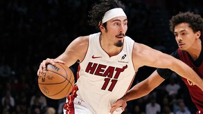 Jaime Jáquez Jr. durante el partido entre Miami Heat y Cleveland Cavaliers en la NBA 2025-26.