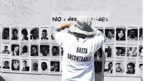 Una persona de espaldas con un sombrero y una playera de 