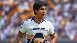 José Juan Macías festejando uno de sus goles con los Pumas de la UNAM.