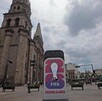 Una gran pantalla digital frente a la Catedral de Guadalajara y un templo en el centro histórico, muestra el logo del Mundial 2026 de la FIFA con el lema 