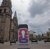 Una gran pantalla digital frente a la Catedral de Guadalajara y un templo en el centro histórico, muestra el logo del Mundial 2026 de la FIFA con el lema 