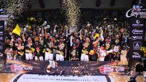 Jugadores de Fuerza Regia festejando el sexto título de la LNBP junto a directivos y familiares.