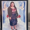 Retrato de María Florinda Ríos Pérez en el altar de su funeral con dos veladoras encendidas a los lados con la imagen de Jesucristo en una de ellas