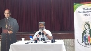Hombre canoso sentado frente a una mesa en color blanco y un cartel de la Virgen de Guadalupe