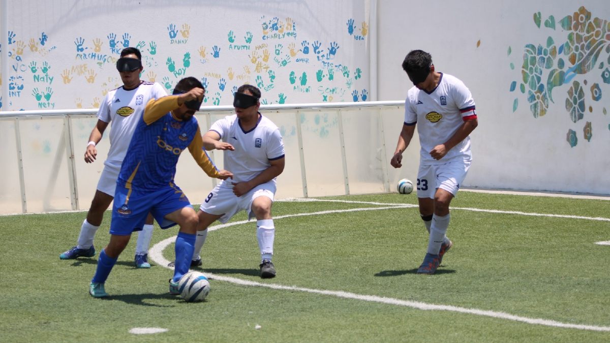 jugadores del equipo de futbol adaptado para débiles visuales topos fc