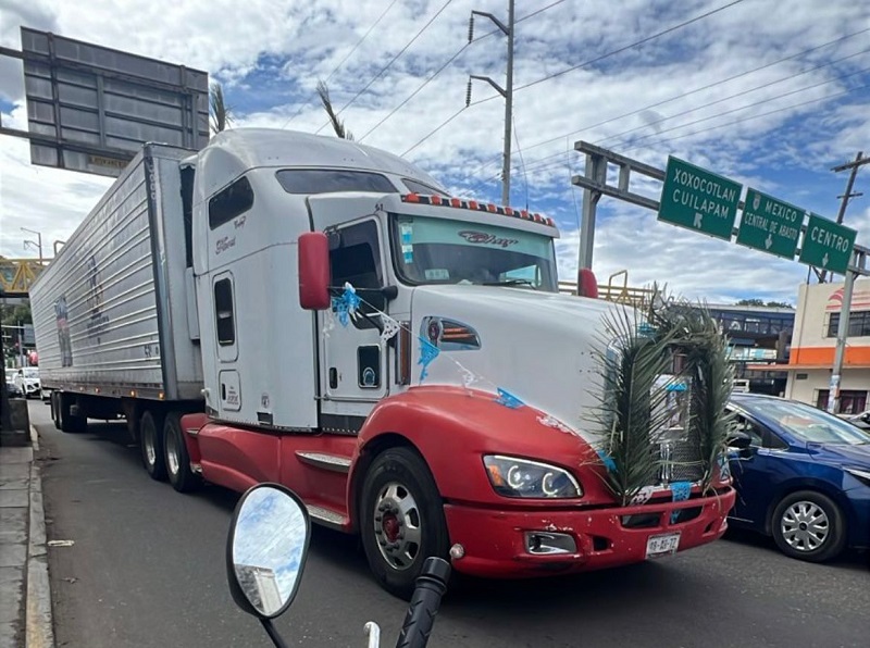 Tractocamión estacioando en la carrerera tras chocar en Oaxaca.