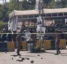 Multitud de gente al lado de varias piedras y cinta amarilla de prohibición